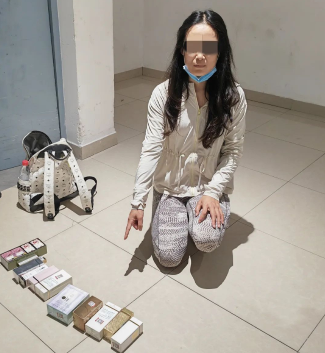 刑拘两女子涉嫌在三亚免税店盗窃被警方抓获