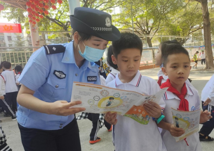 三亚市公安局天涯分局新风派出所来到三亚市第一小学开展"护苗"禁毒