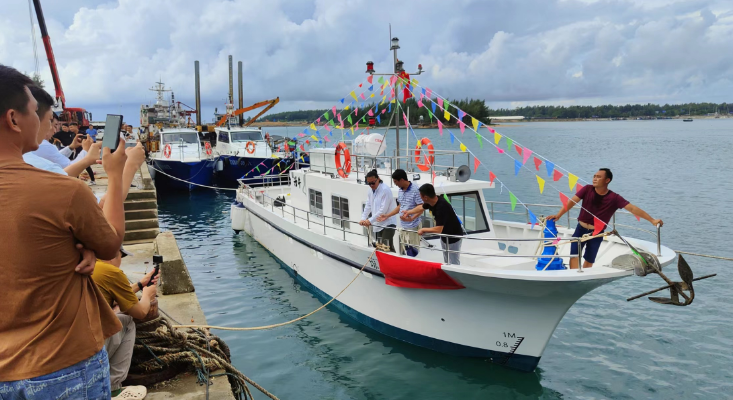 海南第一艘民营休闲渔船在万宁正式下水